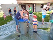 Společné odpoledne rodičů a dětí - natírání popelnic